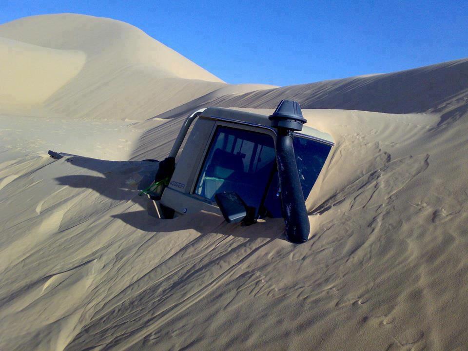 auto abbandonata nel deserto