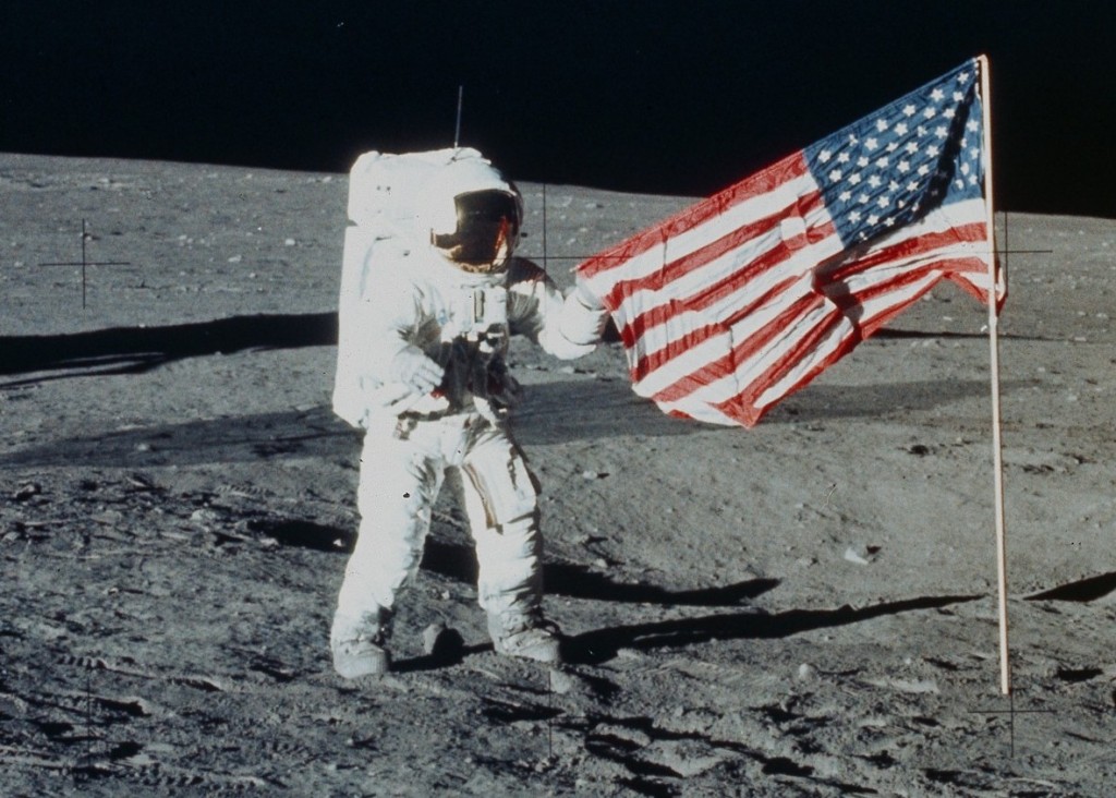 luna atterraggio Apollo_AS12-47-6897_Flag