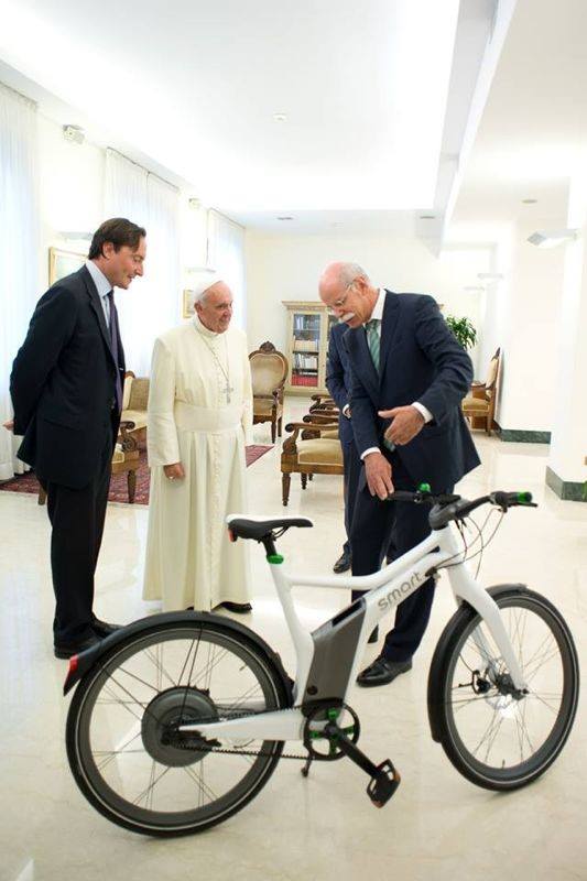papa Francesco con la Mercedes e la bici Smart