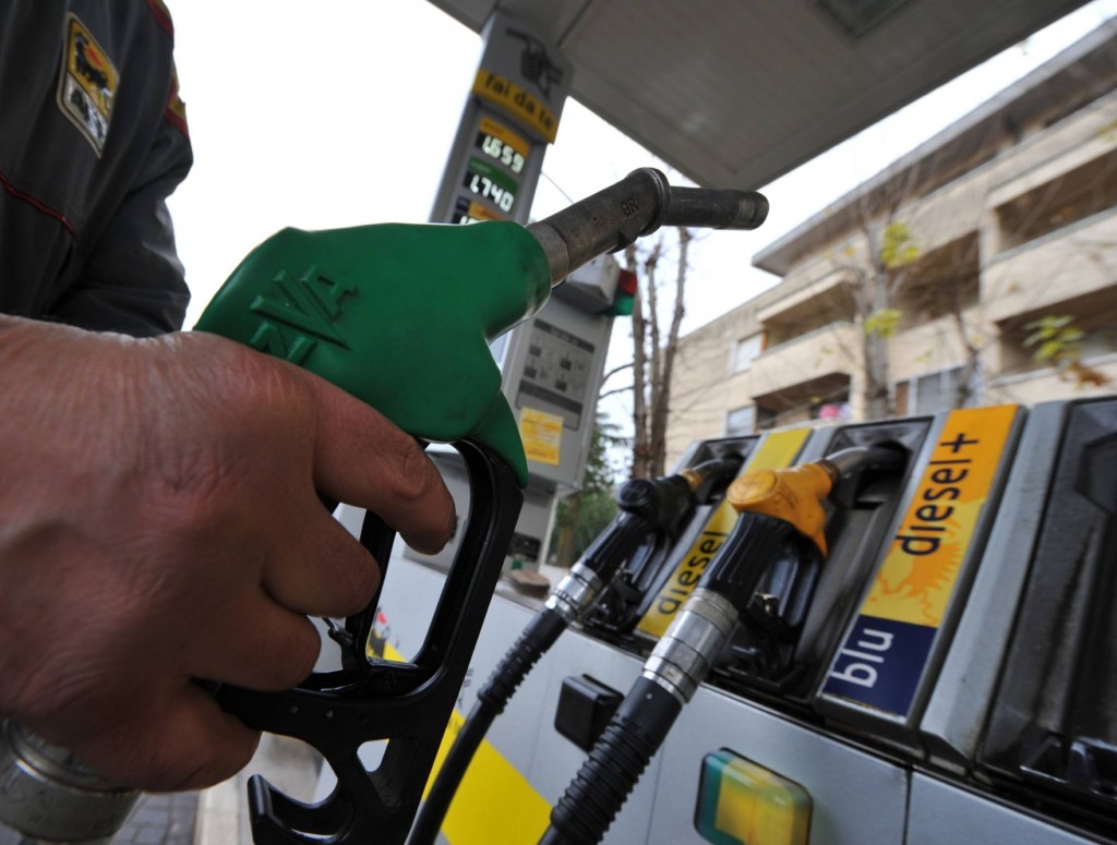 BENZINA: ANCORA RIALZI, IN ATTESA MAXI-SCONTI WEEK-END